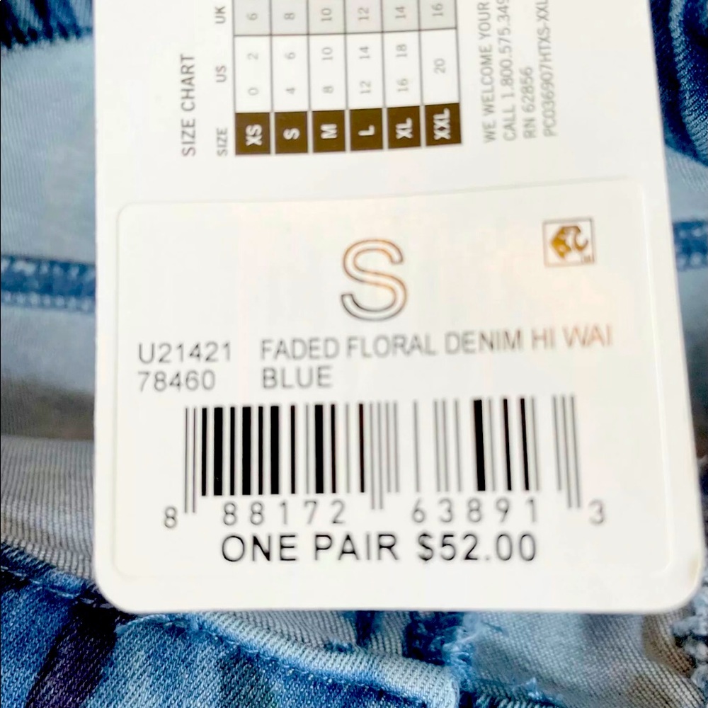 New denim leggings w/printed flowers by HUE. SizeS - Picture 9 of 10
